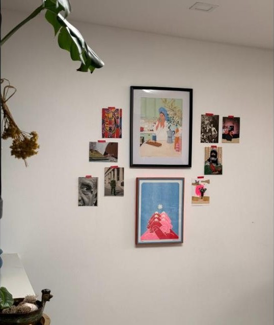 Interior de Charly Studio, pared con obras de arte